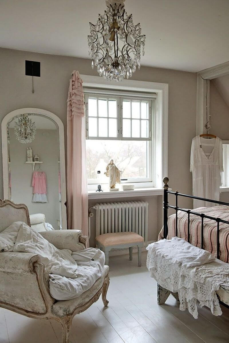 Shabby Versailles-Inspired Bedroom
