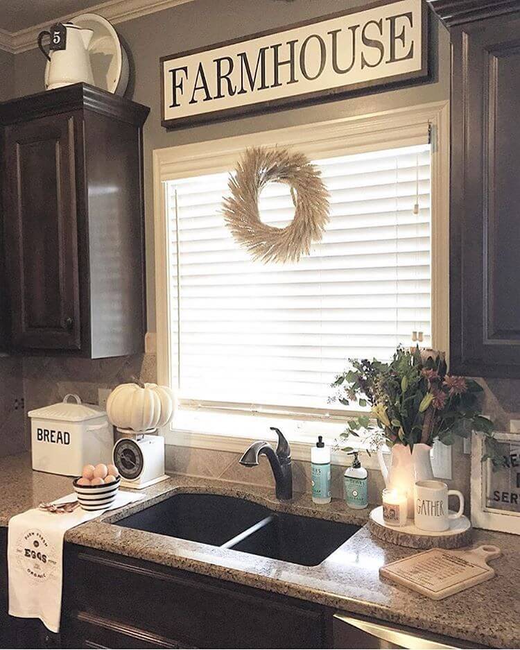 Dried Plants and Wreaths Evoke the Harvest