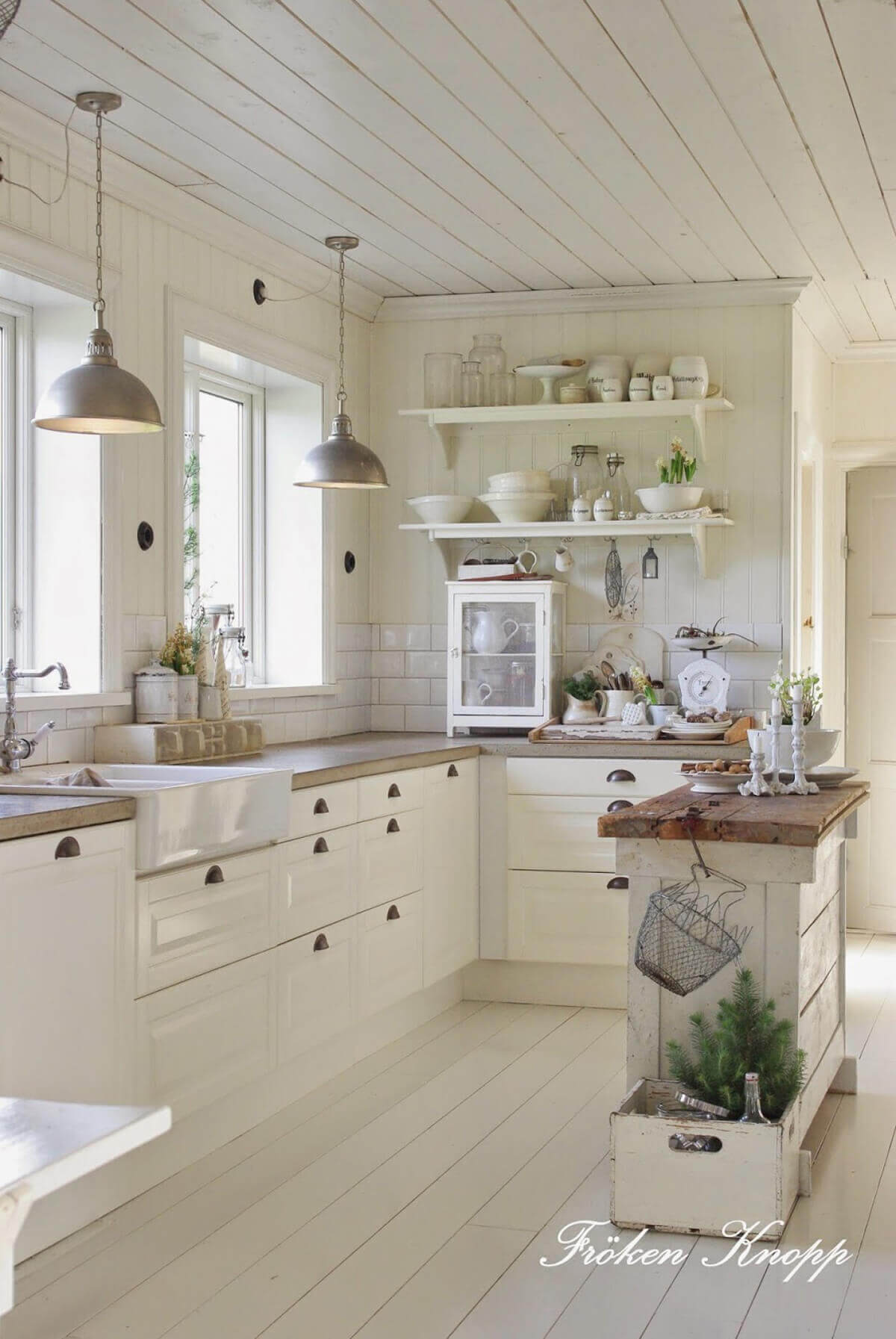 Warm Whites and Natural Wooden Panels for the Kitchen