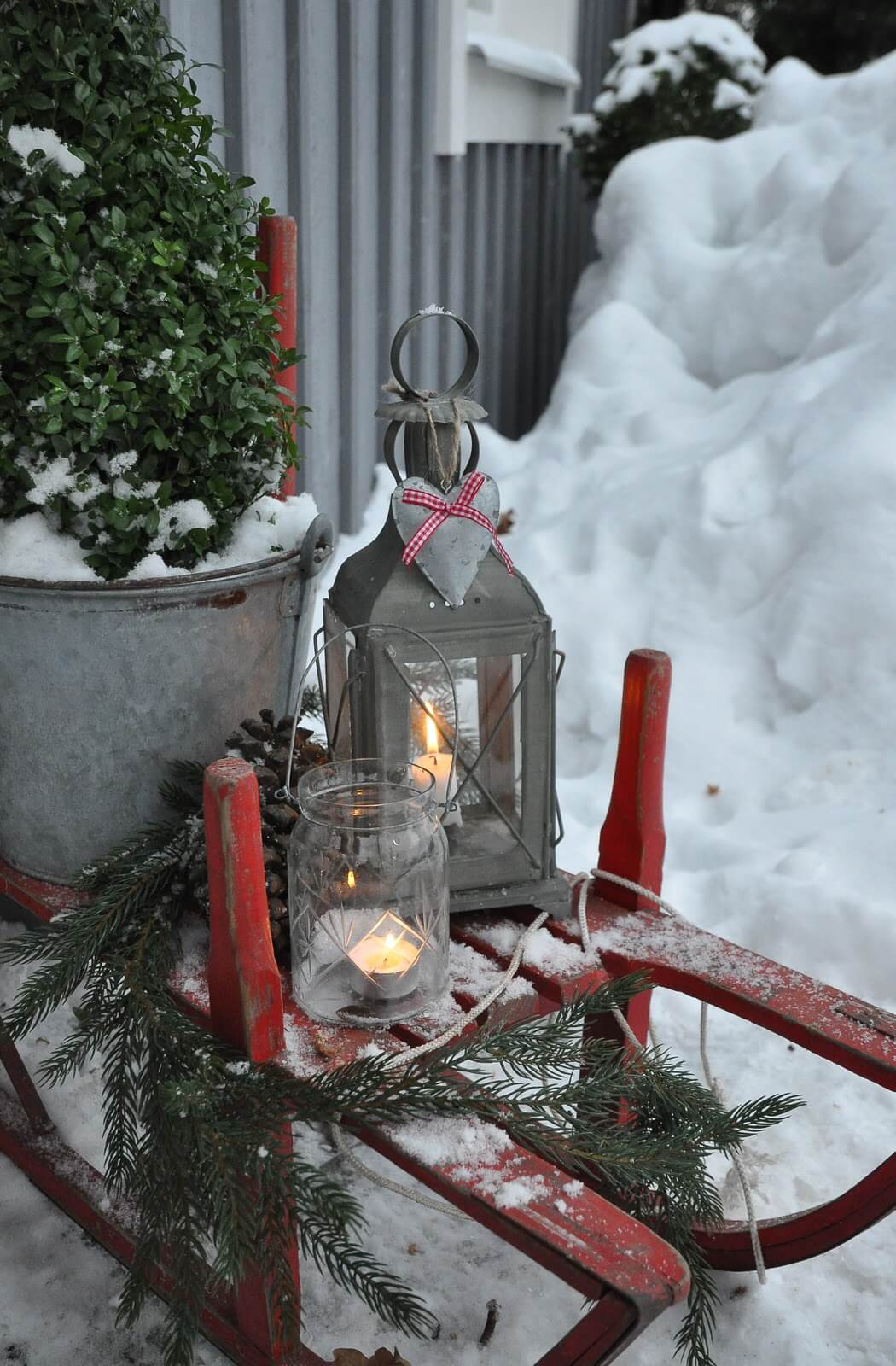 Featured image of post Lanterns Decorated For Winter : Paper lanterns are a quick, stylish and affordable way to decorate for your party.