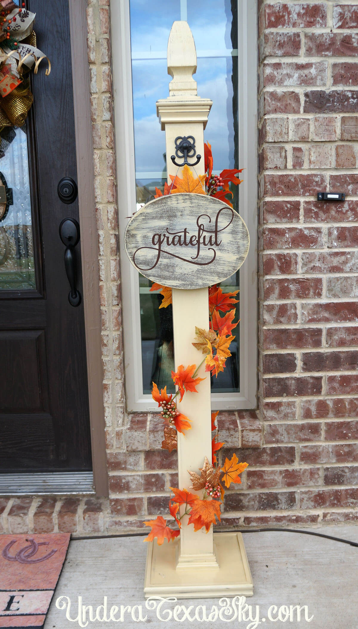 Creative Front Porch Welcome Post Ideas for Fall