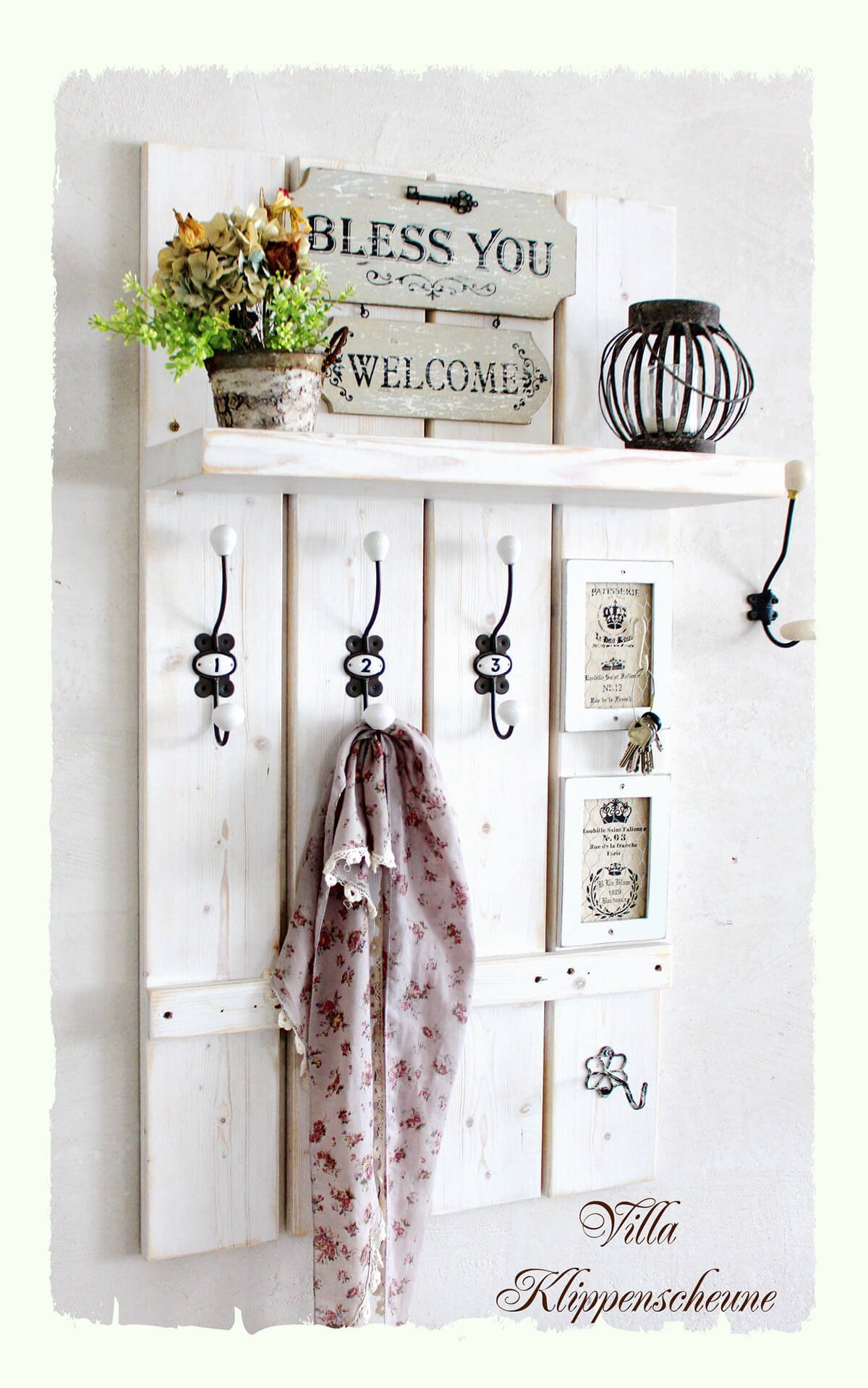 Warm Welcome Barn Door Décor