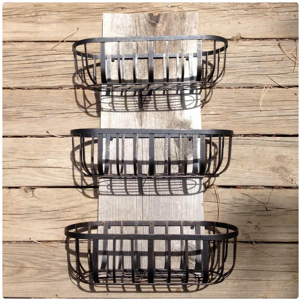 36 progetti di organizzazione e conservazione rustici fai-da-te che ti aiuteranno a mantenere la tua casa organizzata Organizer per cesto in filo metallico da appendere alla parete