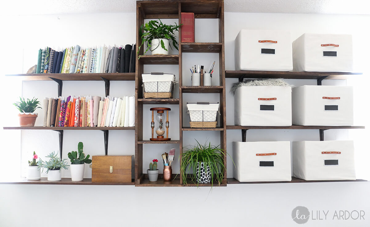 36 progetti di organizzazione e conservazione rustici fai-da-te che ti aiuteranno a mantenere la tua casa organizzata Scaffalatura personalizzata in legno stile cassa