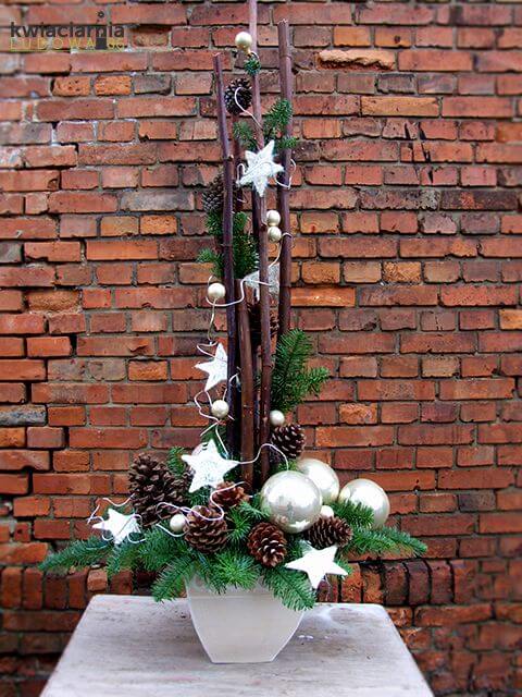 Simple Pinecones and Stars Display