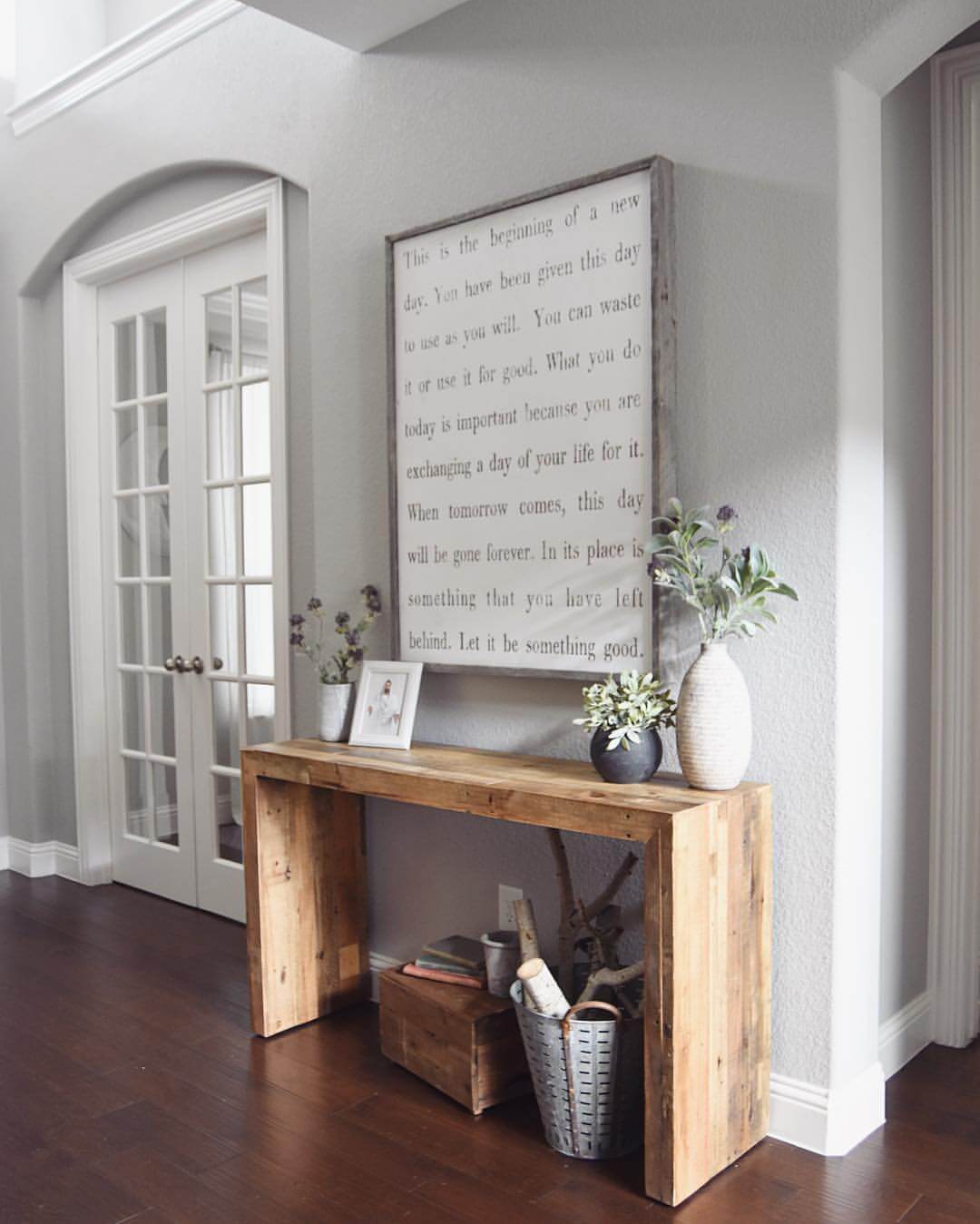 Mod Wood Accent Table with Oversized Quote