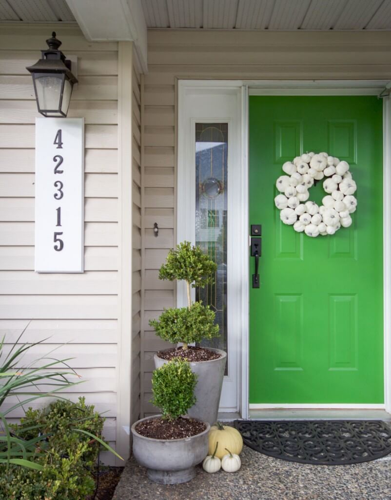 Идея зеленой двери с венком
