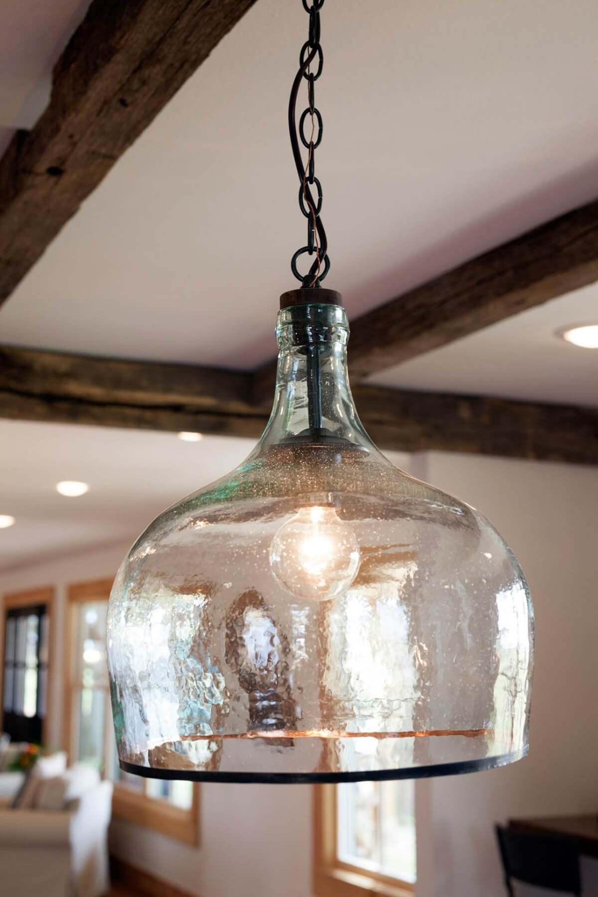 La suspension à chaîne avec abat-jour en verre en forme de cloche