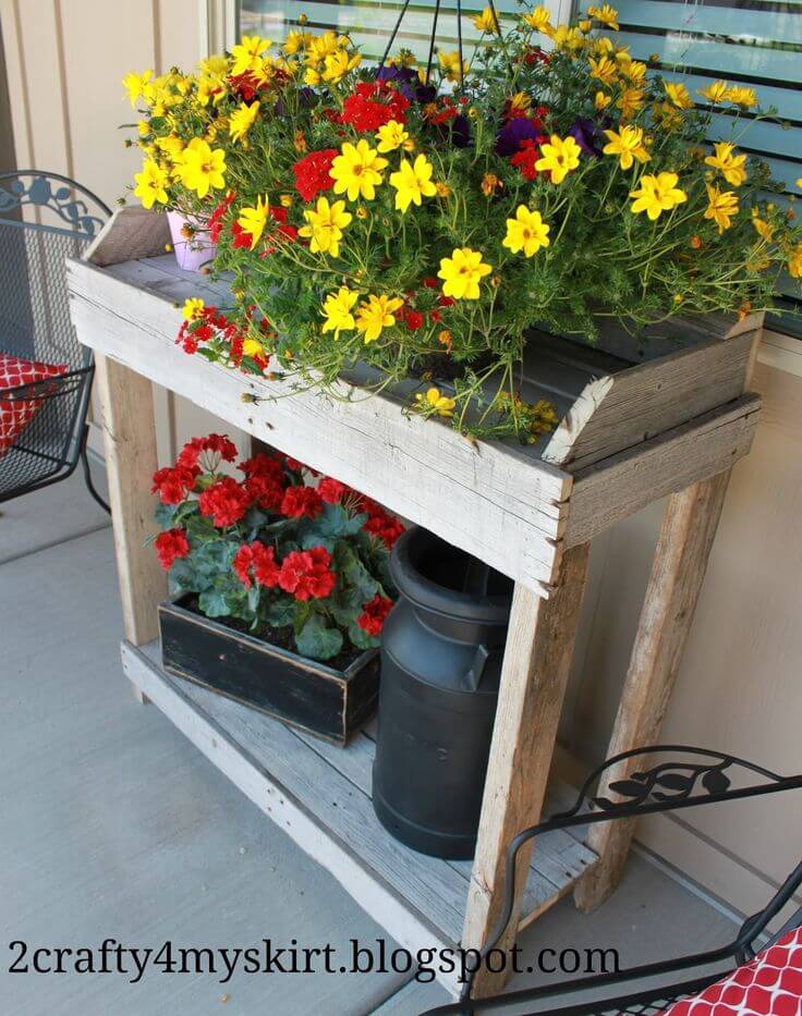 Estantes de madera rústicos con flores en macetas