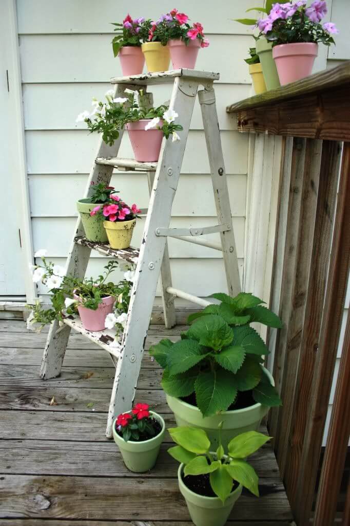 Escalera de madera con flores en macetas