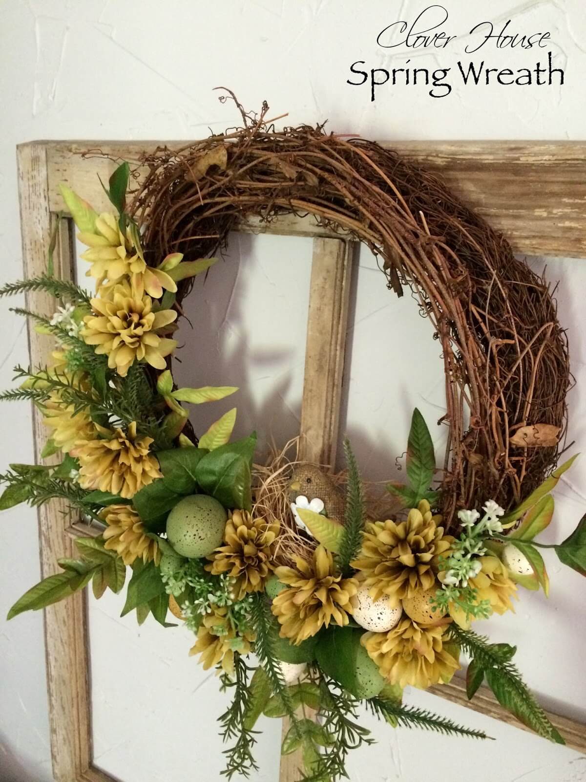 Corona de flores con temática de nido y vegetación silvestre