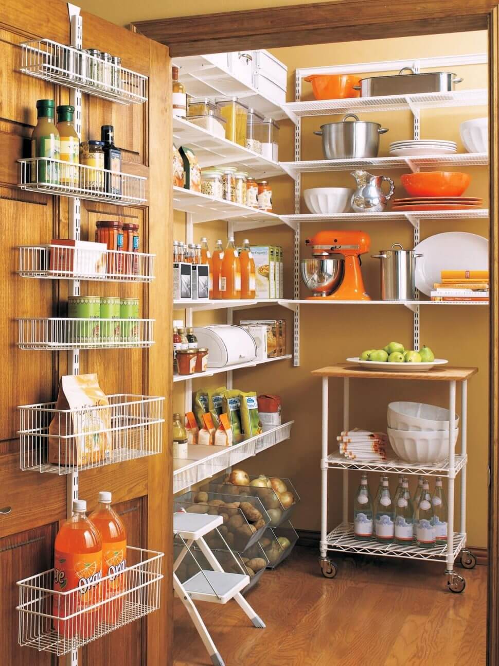 Airy Shelves for Food and Small Appliances