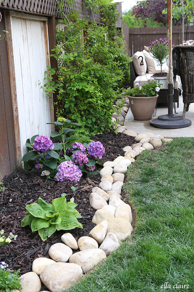 Giardino esterno bordato con rocce bianche