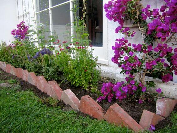 Schmetterlingsgarten mit gedrehtem rotem Backsteinrand