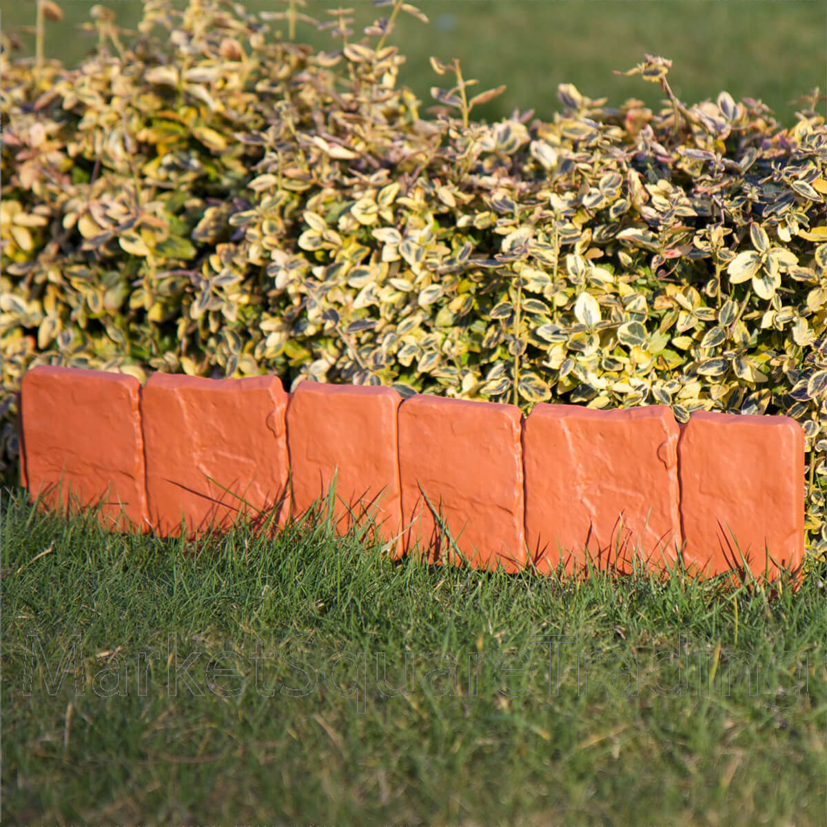 afgewerkte bakstenen korte tuinmuur