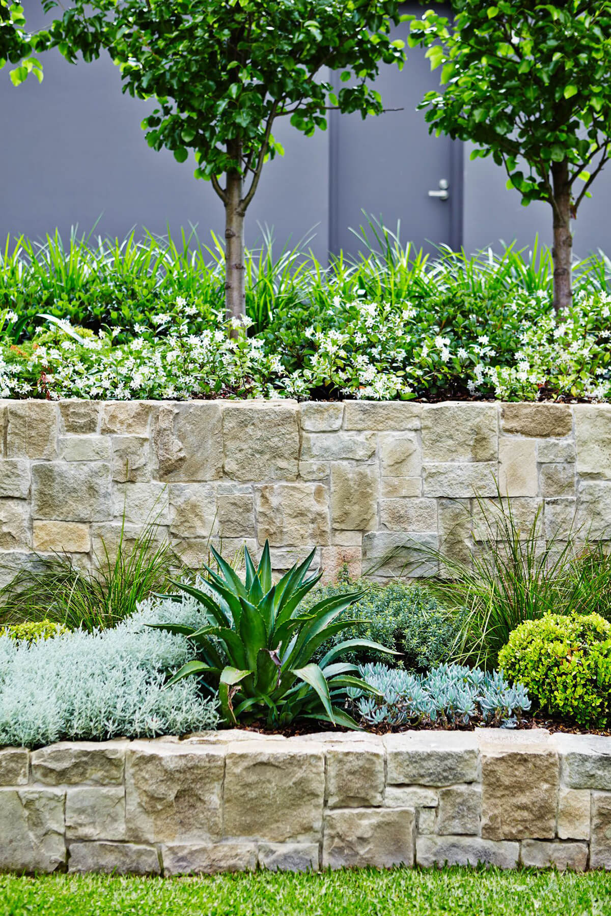  Pared de Jardín de Estilo Tetris de Piedra en Bruto