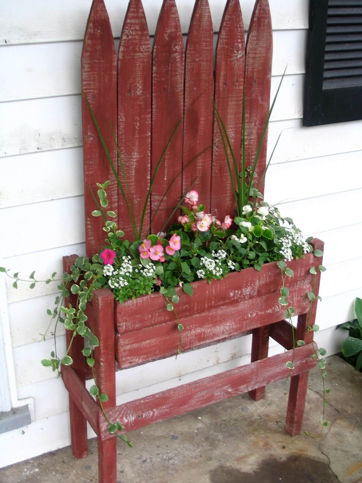 Red staketsel Plantenbak met Bloemen