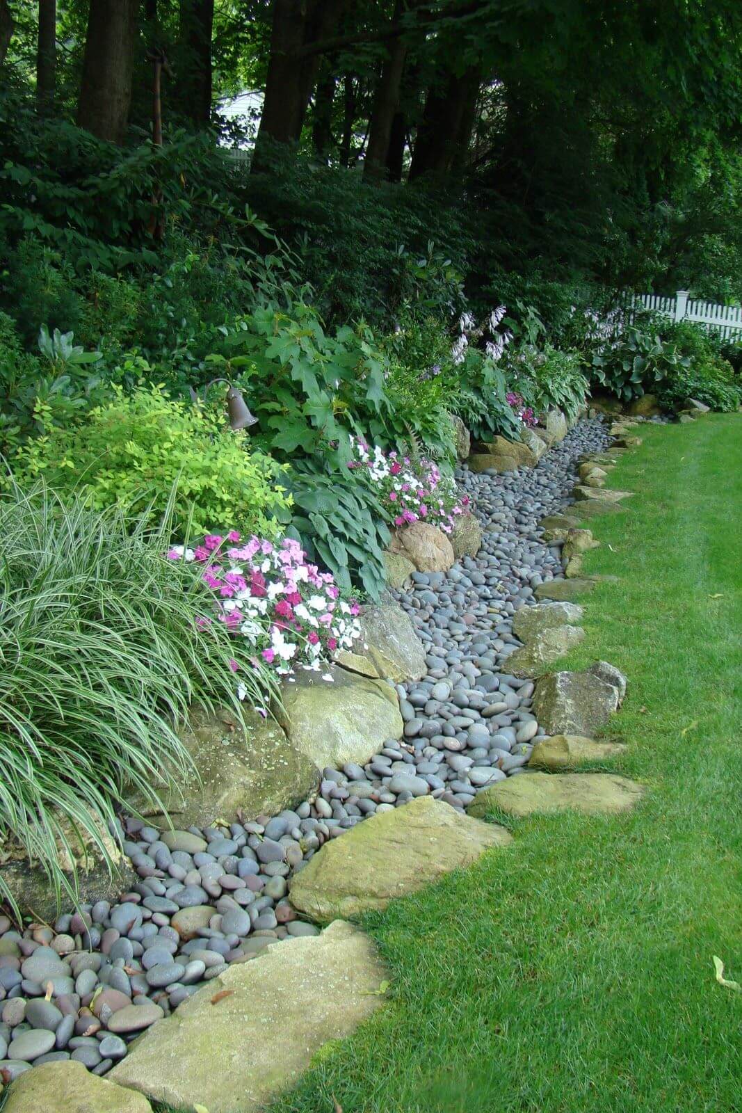 Gartenkante mit großen und kleinen Flusssteinen