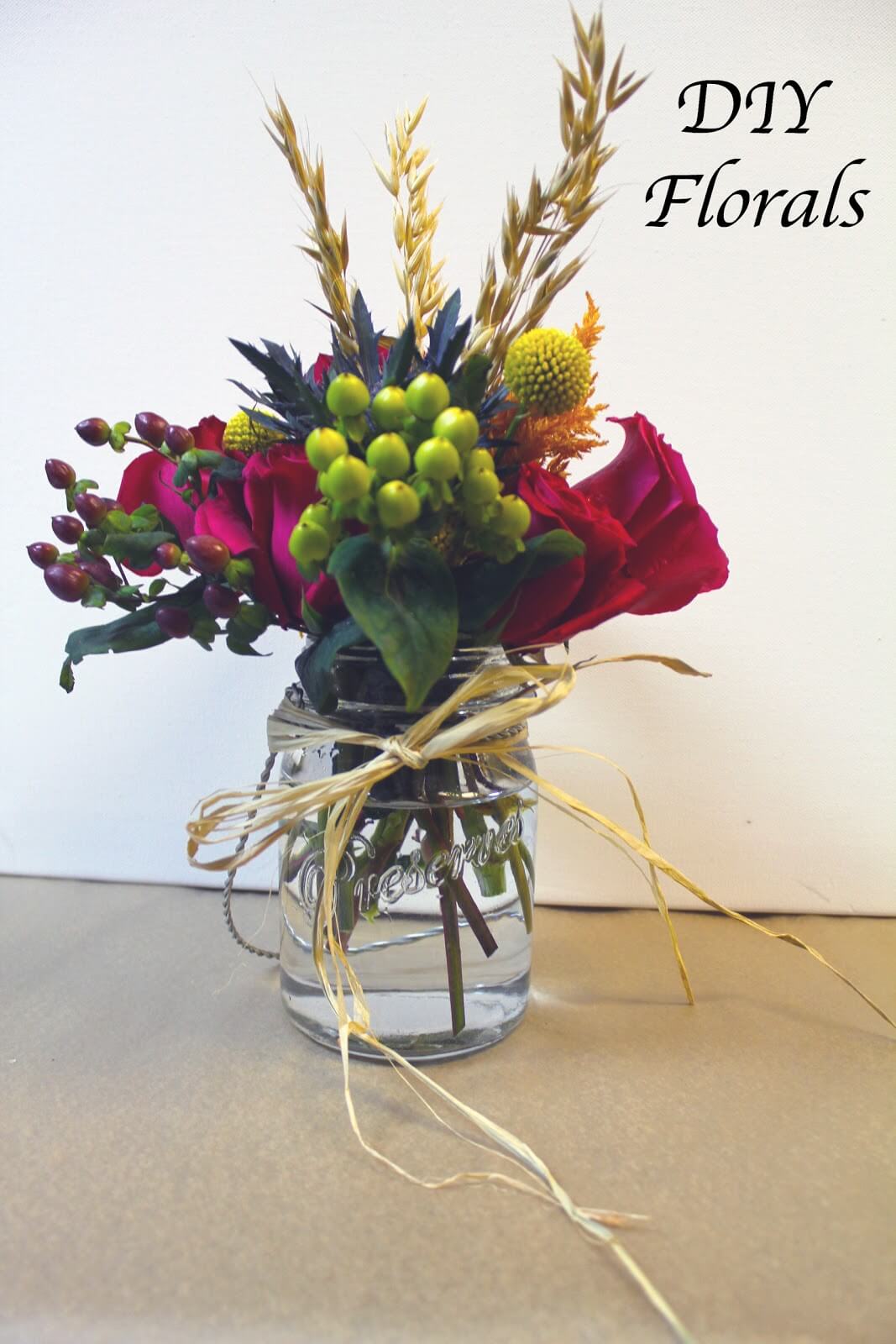 Mason Jar-Arrangement met Raffia Strikje