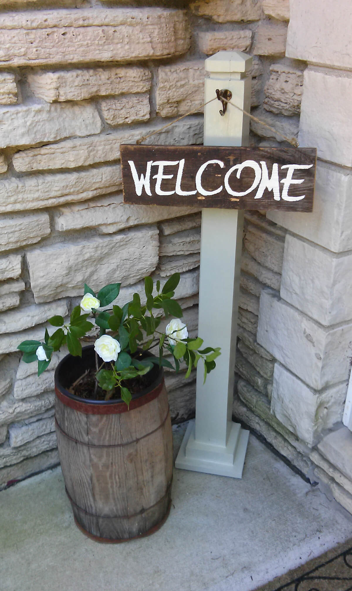 Barril Pequeño con Rosas y Signo de bienvenida