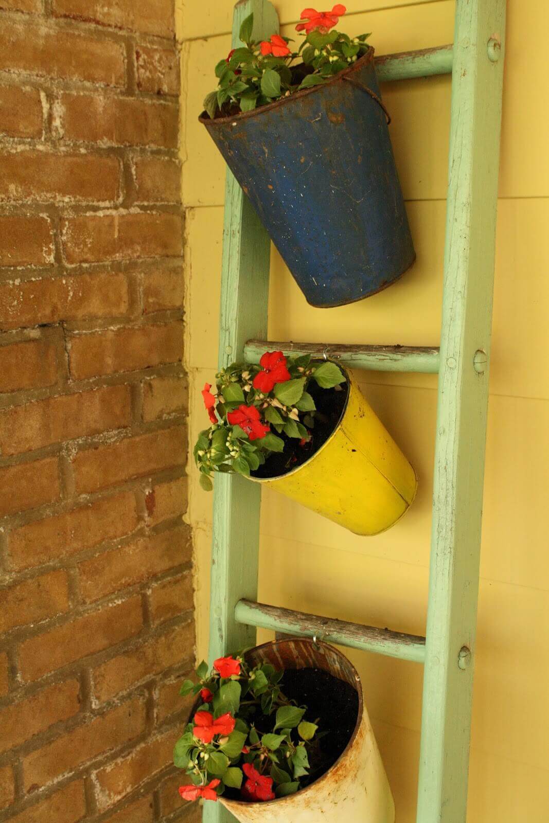 Cubos antiguos Colgando de una escalera