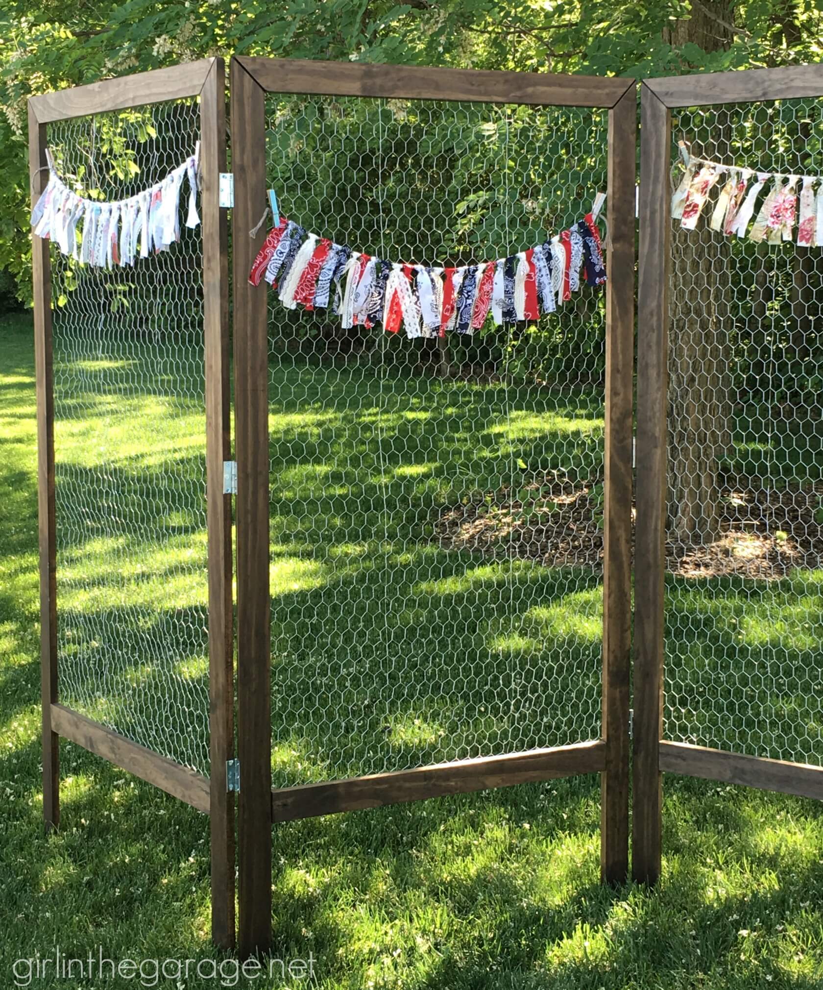 Outdoor Chicken Wire Screen with Banner