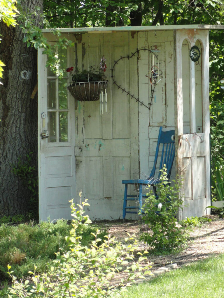 27 Rustic Old Door Outdoor Decor Ideas for Garden Magic