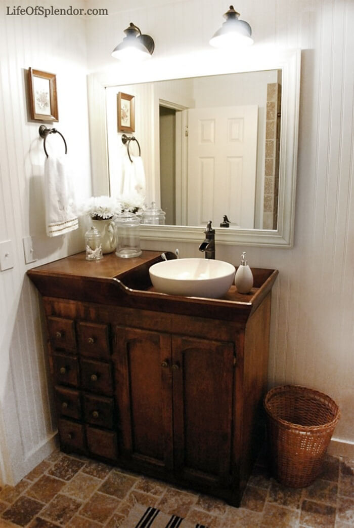 Mesa de baño con un lavabo con madera oscura
