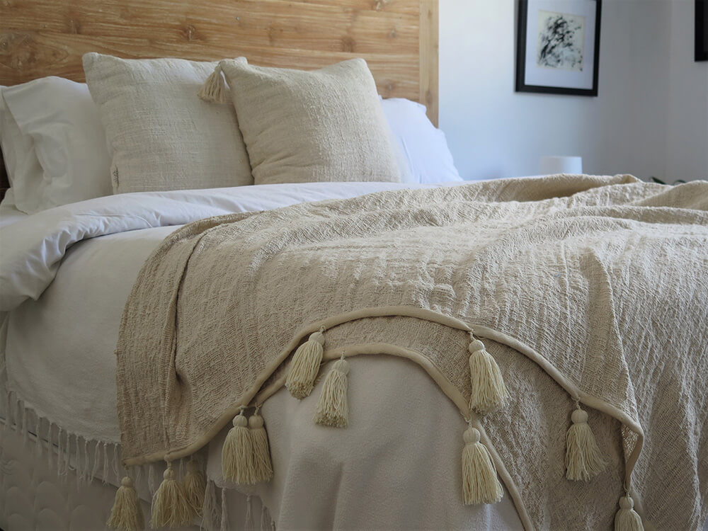 Soft and Casual Throw Blanket with Tassels