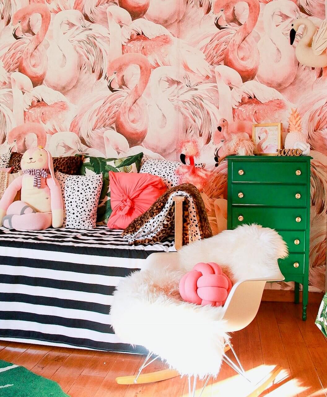 Eye-catching Pink Flamingo Wallpaper In Rose Quartz