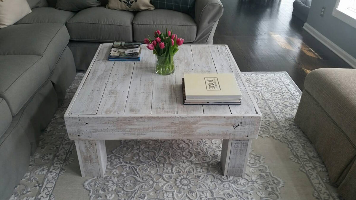 Table cubique simple et lavée en blanc