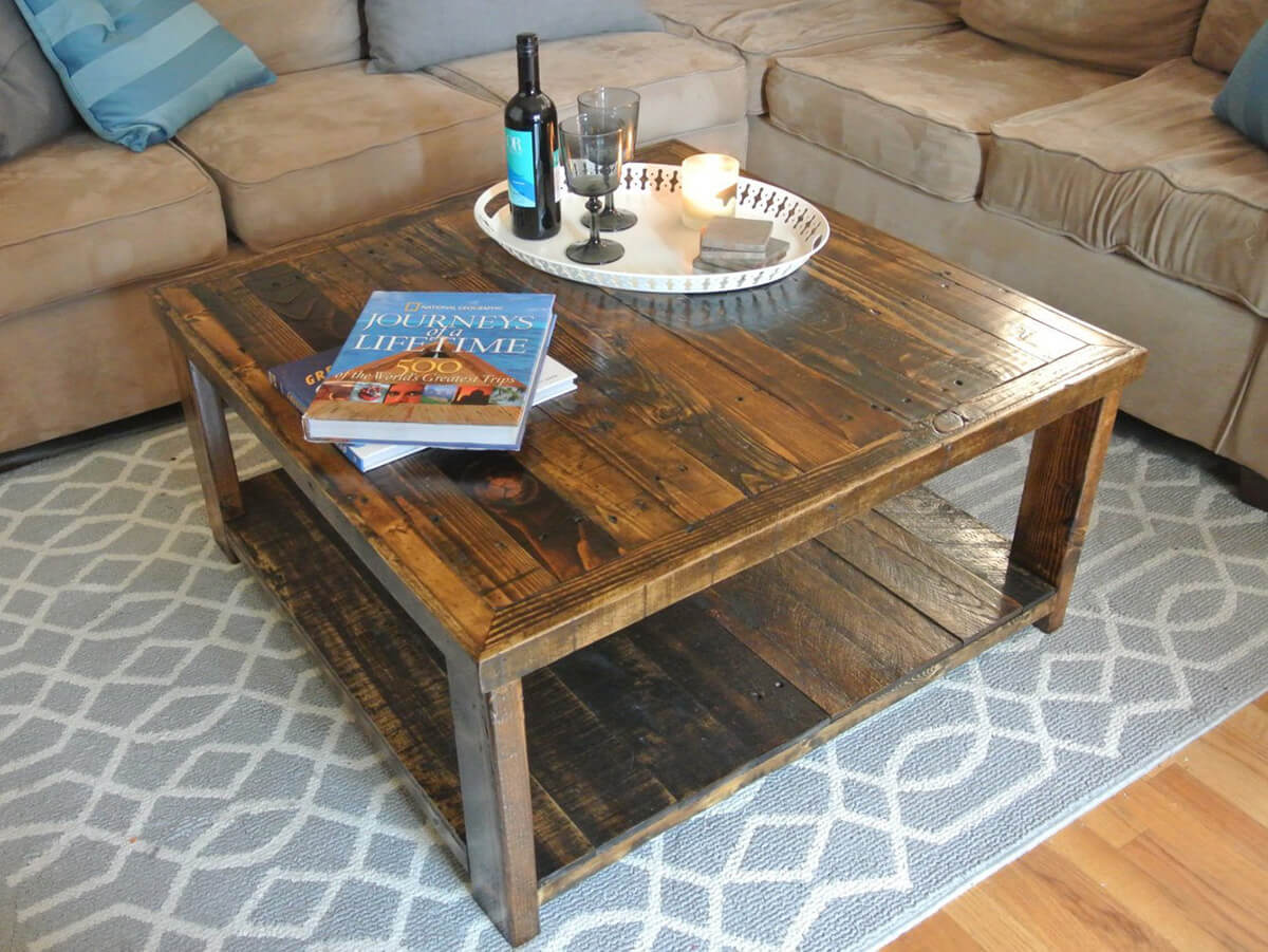 Complètement unique Table en bois de palette récupéré