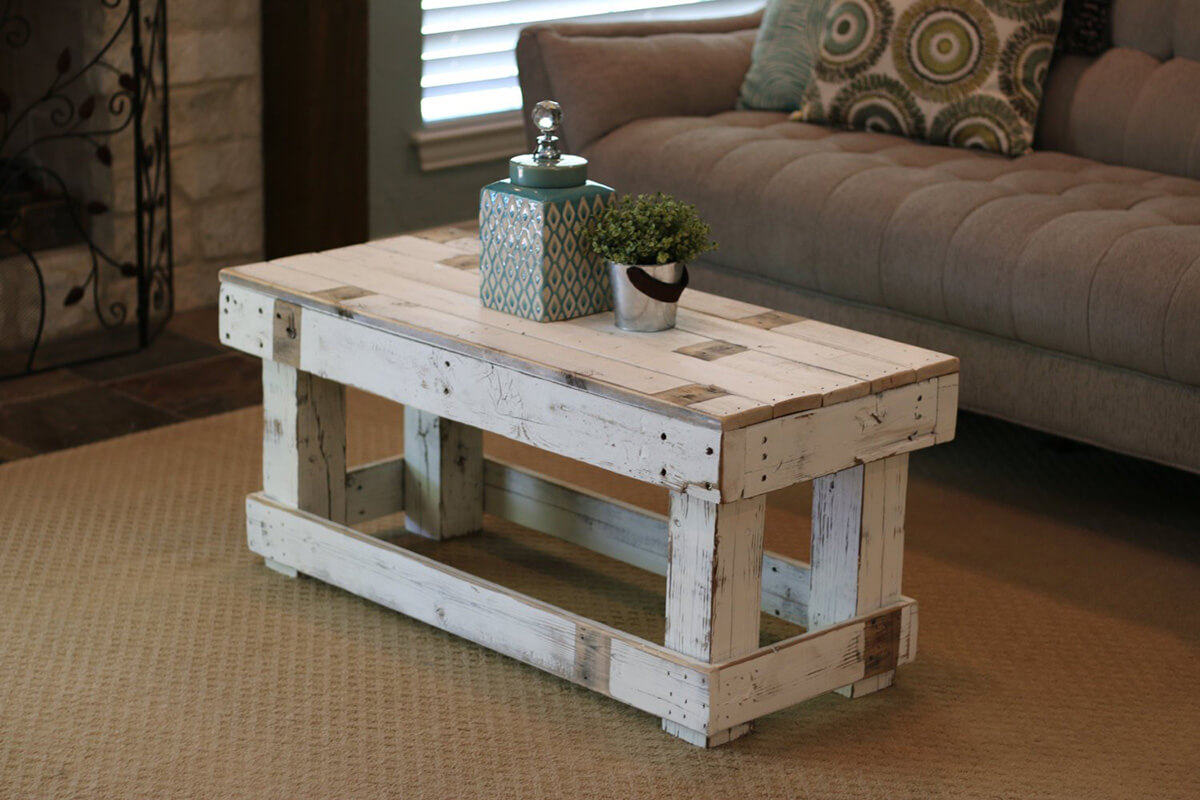 Table en bois blanc cassé et vieillissement antique