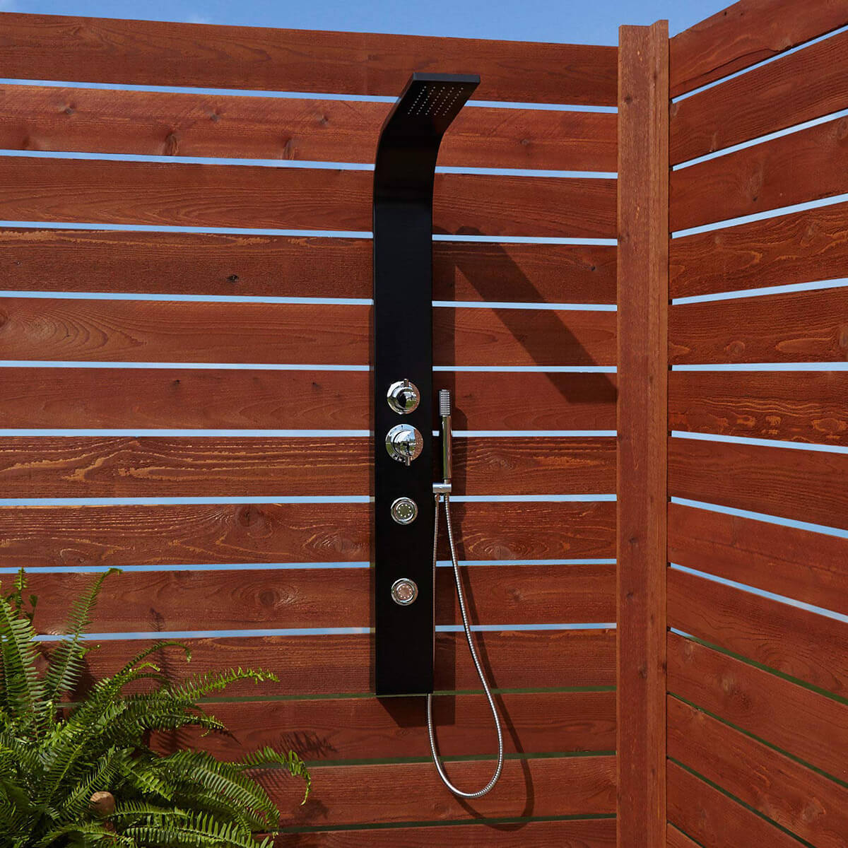 Douche extérieure de jardin en bois minimal