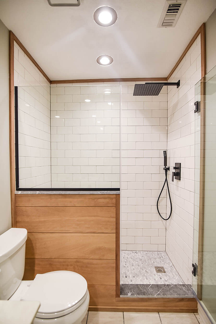 Simple store bathroom design