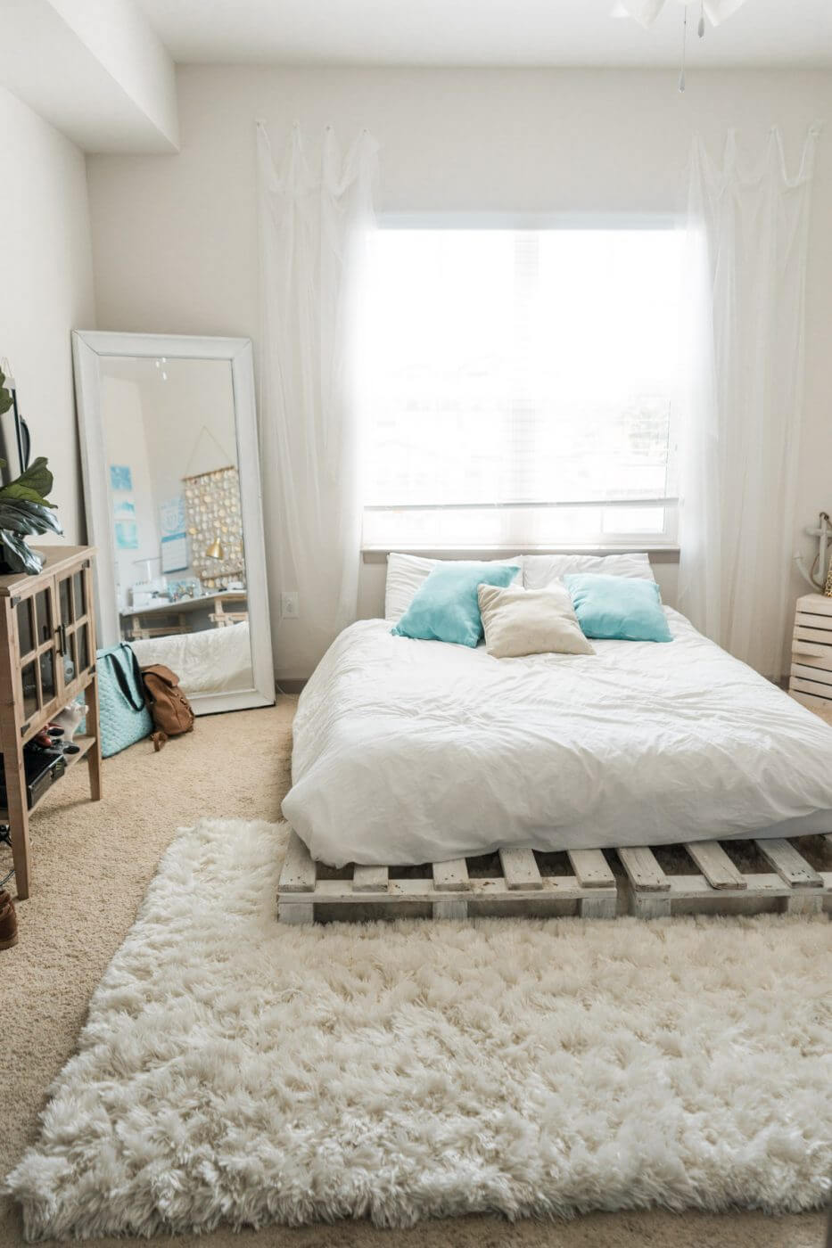 Chic and Eclectic Whitewashed Wood Pallet Bed