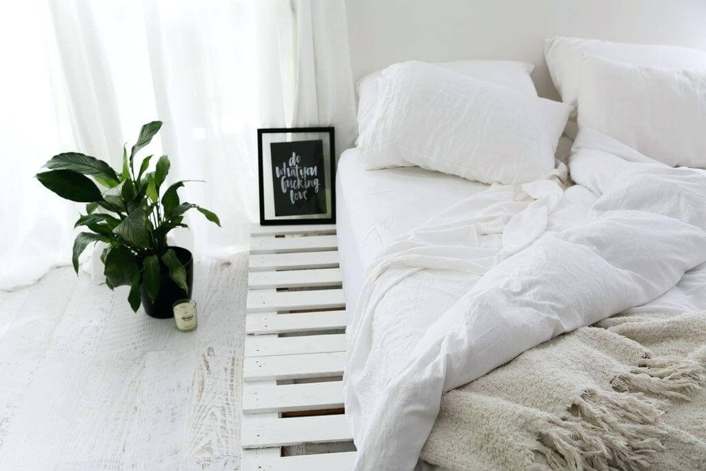 Blissful Bedroom Decor with White Pallet Platform Bed