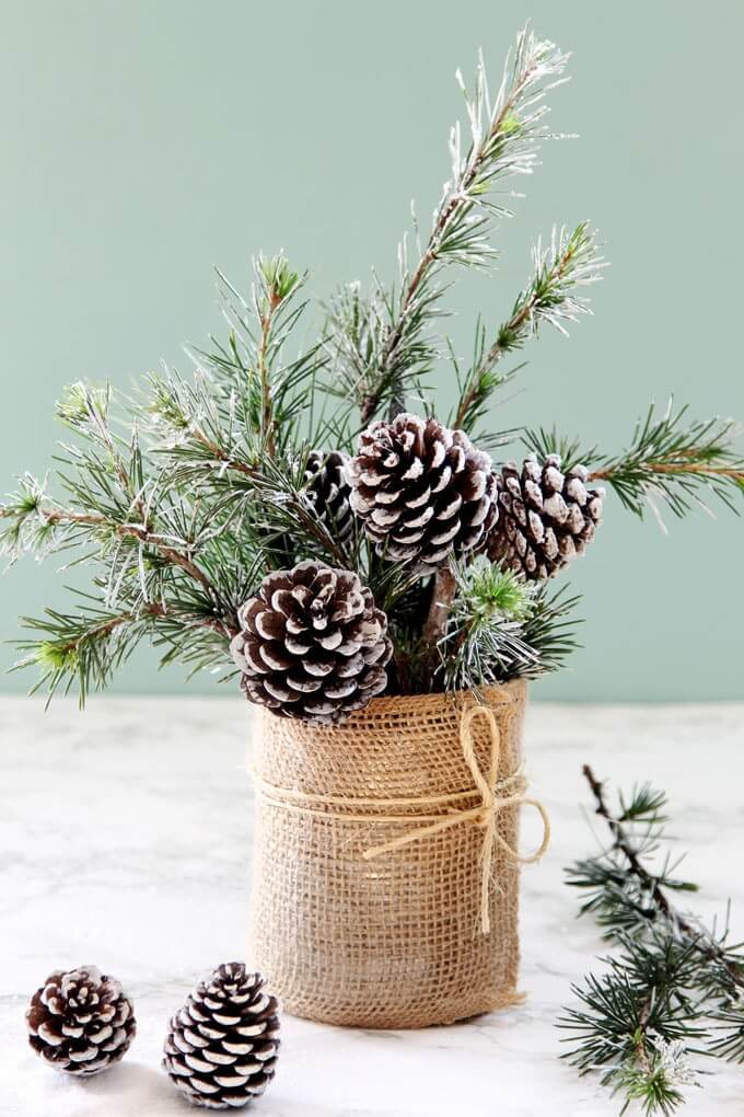 A Simple, Snowy Table Decoration for the Winter