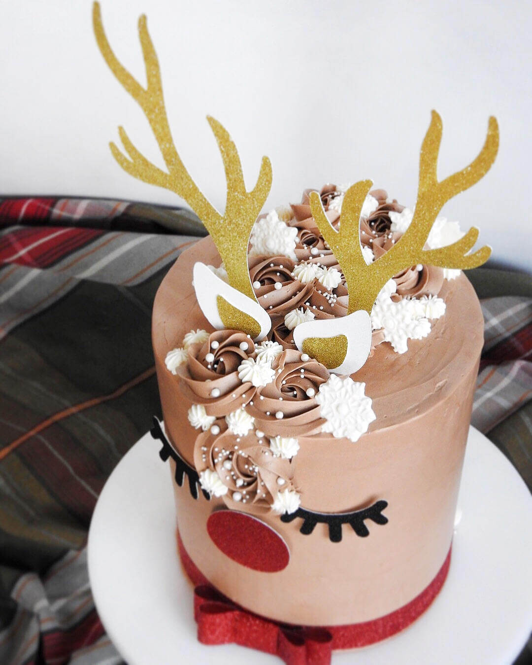 Adorable Reindeer Cake Topper for Holiday Parties — Homebnc