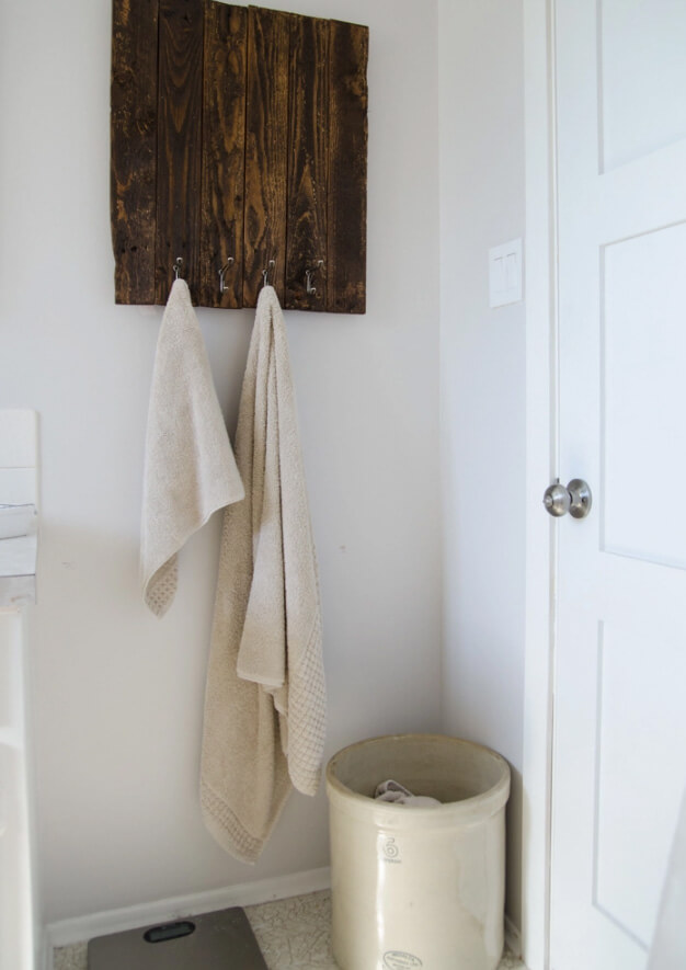 Practical Farmhouse-Style Pallet Towel Rack