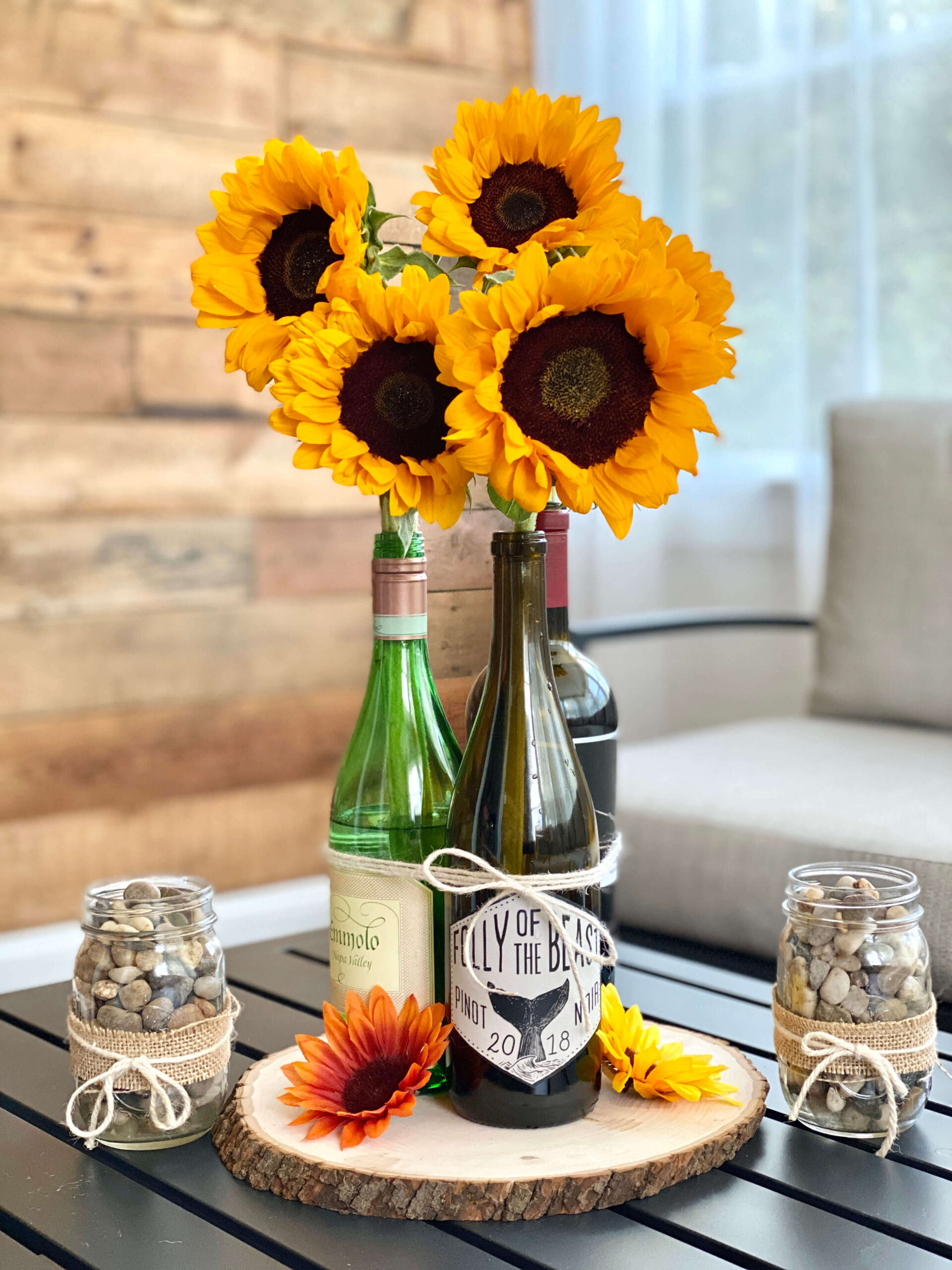 Trio de vases de bouteilles de vin attachés