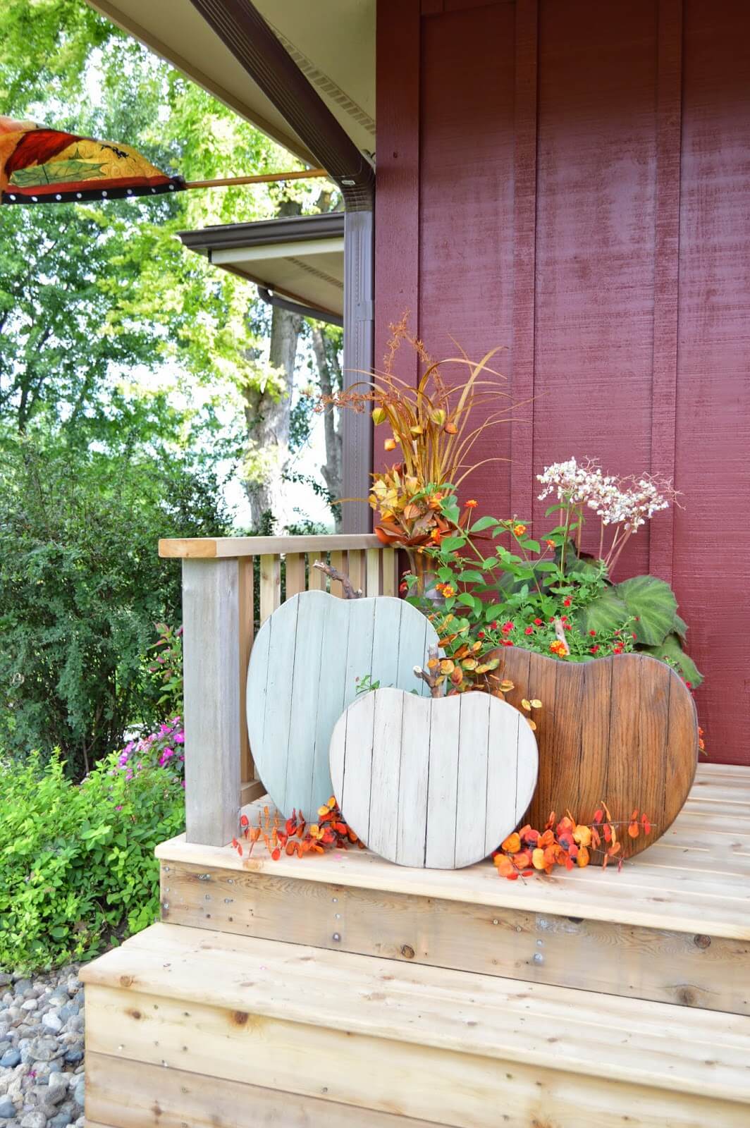 Pflanzgefäße in Kürbisform aus Holz perfekt für den Herbst