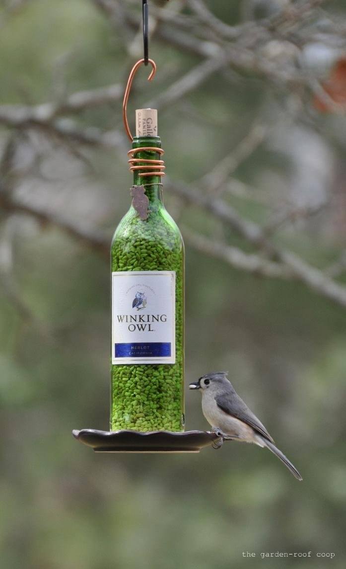 Merveilleuse mangeoire pour oiseaux en bouteille de vin