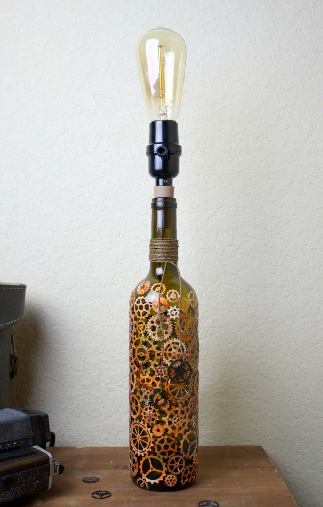 Lámpara Steampunk nostálgica de botella de vino reutilizada
