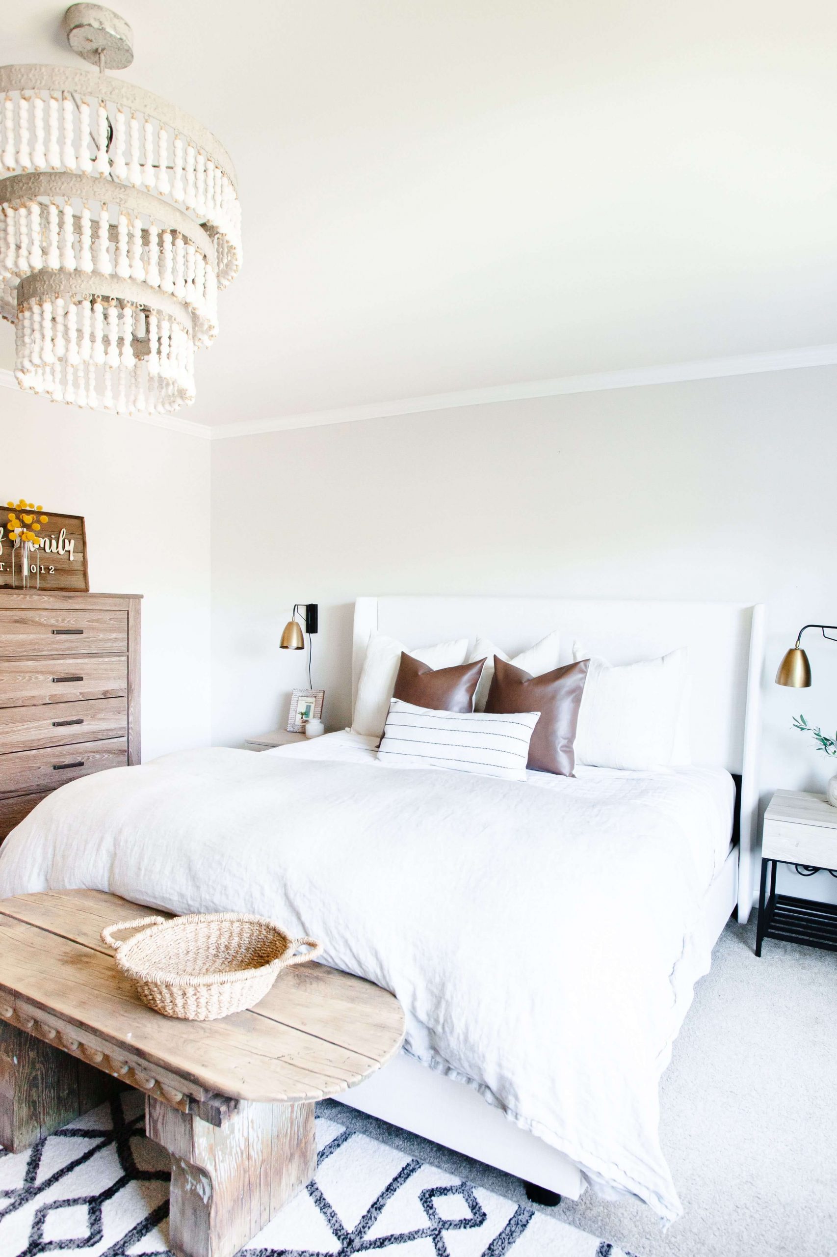 Chambre à coucher de ferme en bois et simplement tissée