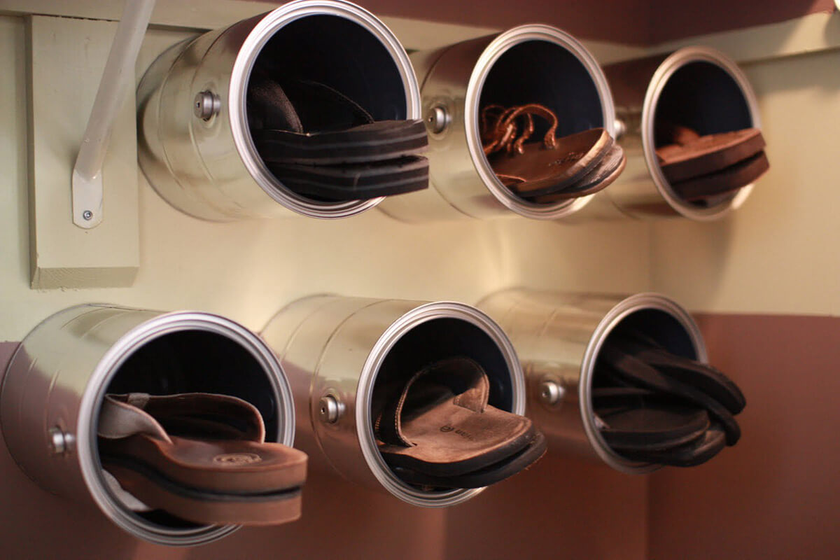 19 idee intelligenti per riporre le scarpe all'ingresso per fermare il disordine Paint Can Slipper e Sandal Cubbies