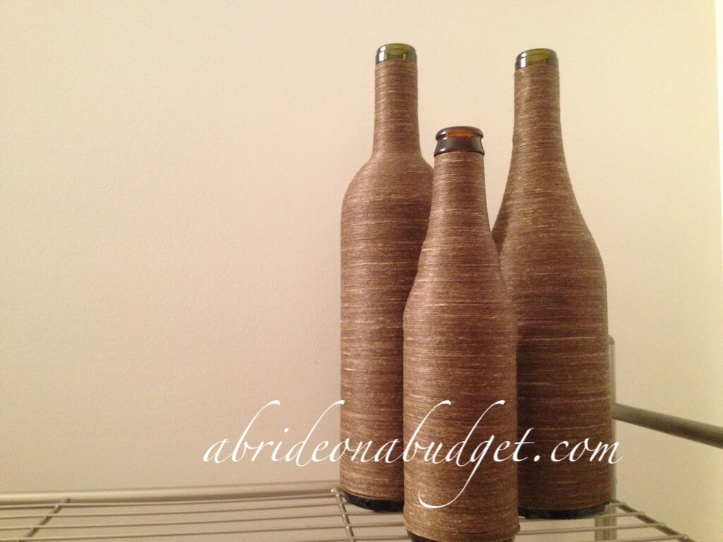 Décorations de table de bouteilles de vin enveloppées DIY