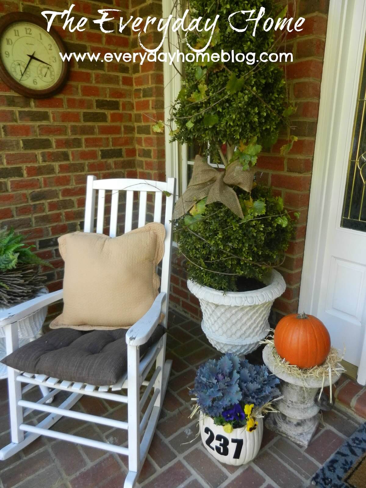 Décoration d'automne avec jardinière de citrouilles et panneau d'adresse