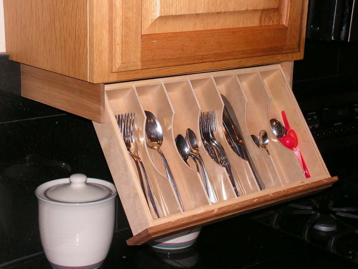 50+ idee di archiviazione Genius per piccoli spazi per far sembrare la tua casa più grande Sotto il cassetto dell'organizzatore degli utensili dell'armadio