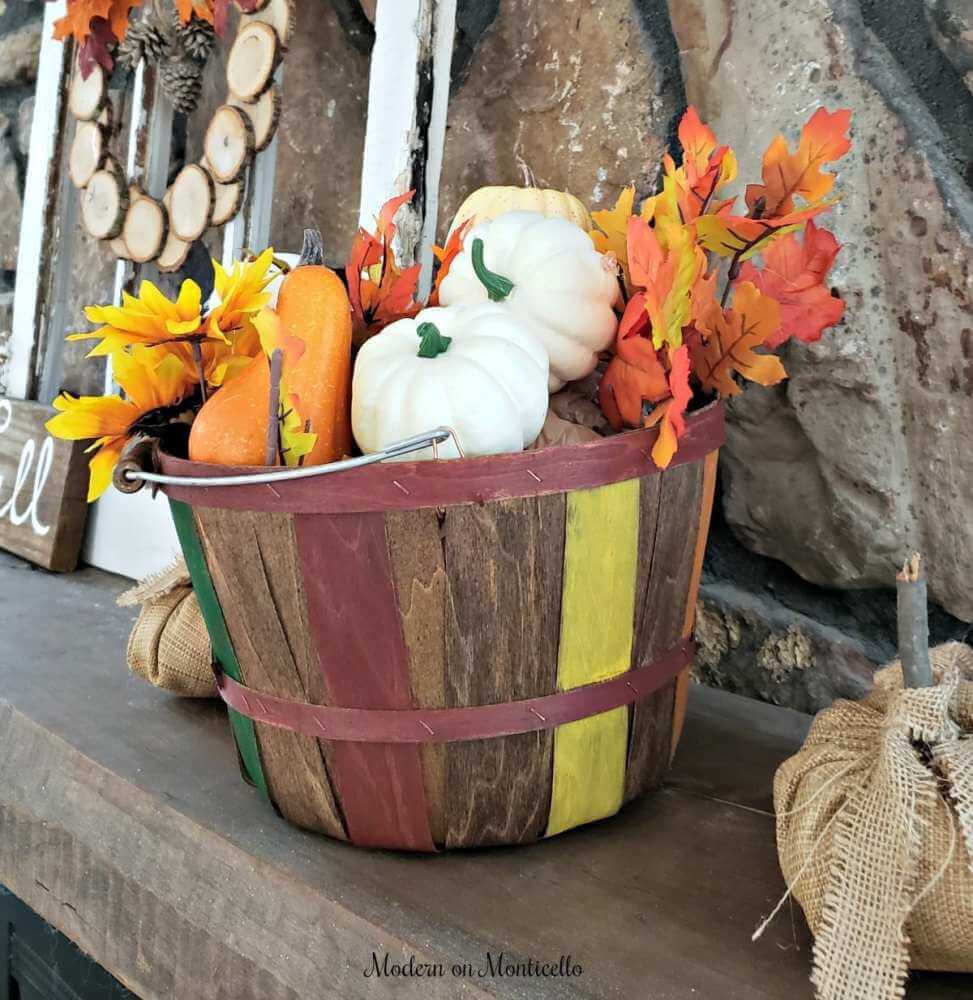 Sammelkorb mit Herbstfarben in Hülle und Fülle